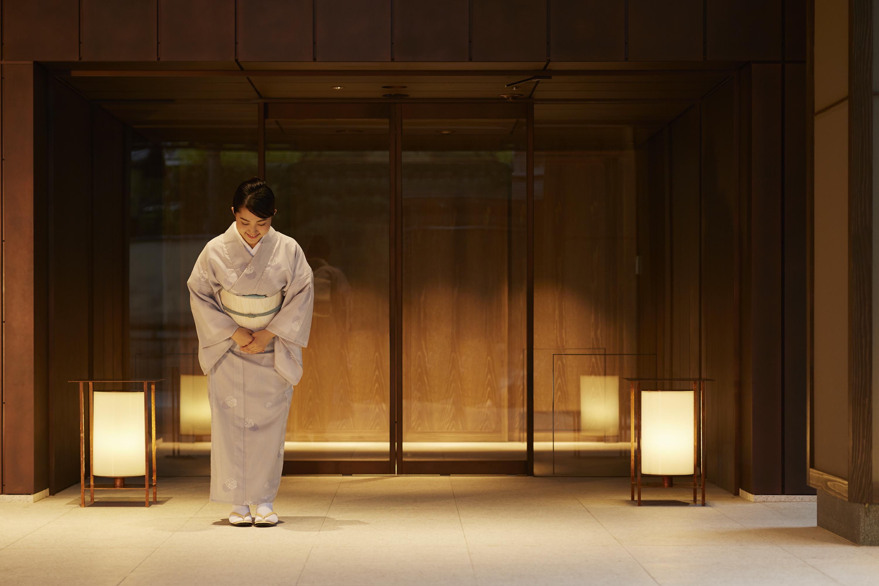 Hotel The Celestine Kyoto Gion Εξωτερικό φωτογραφία A Japanese hotel employee bowing