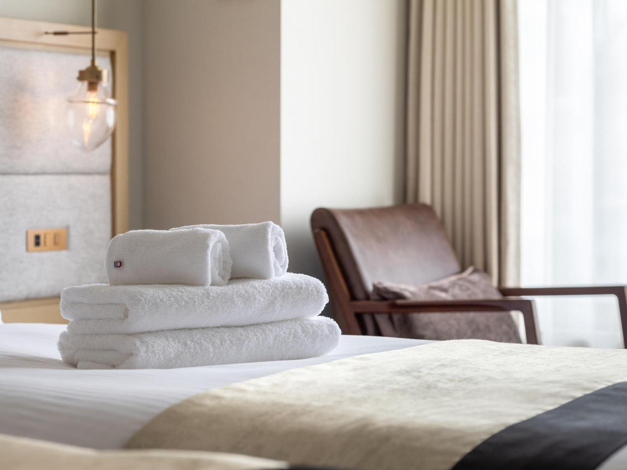 Hotel The Celestine Kyoto Gion Εξωτερικό φωτογραφία A stack of towels on a bed