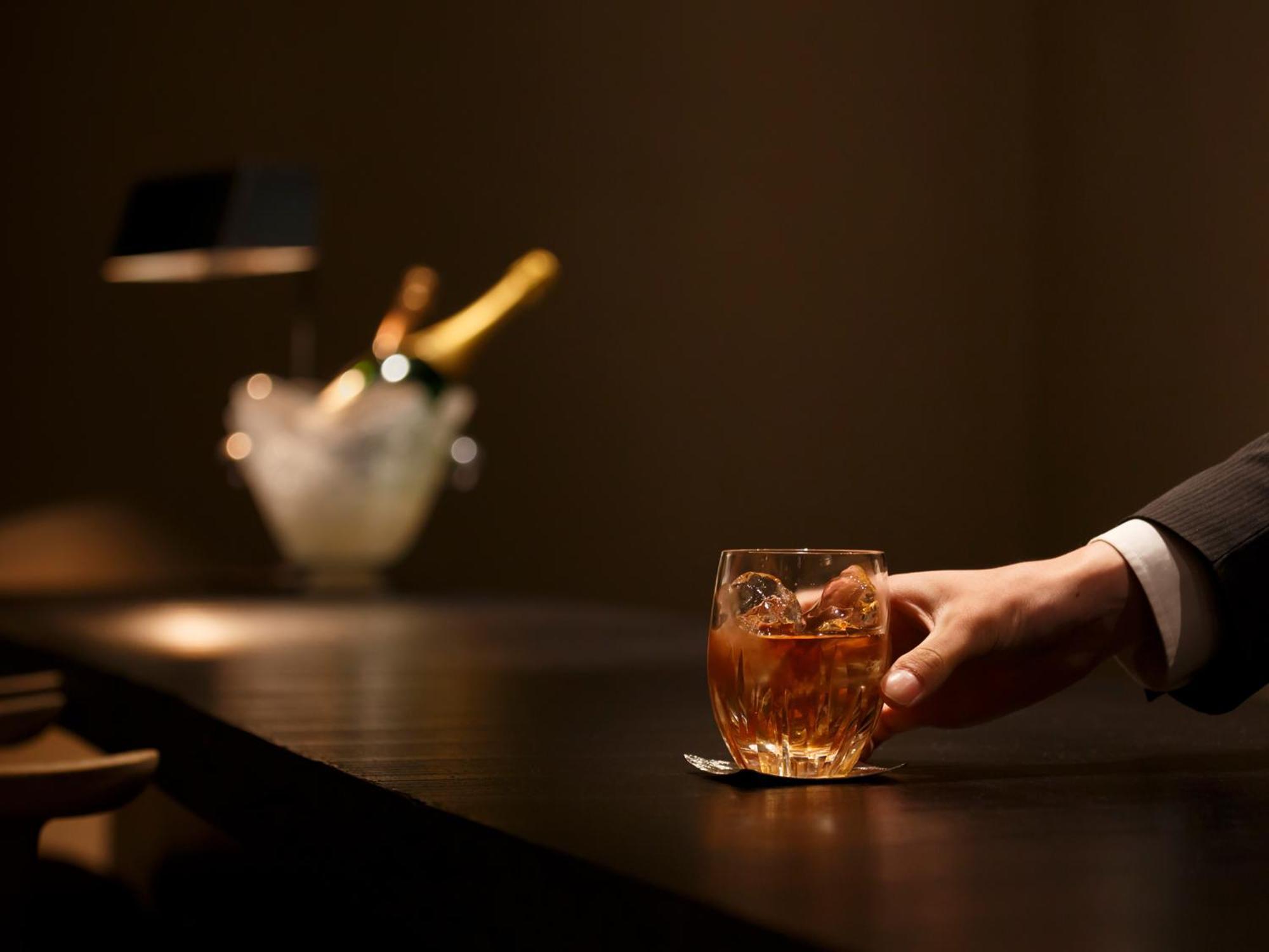 Hotel The Celestine Kyoto Gion Εξωτερικό φωτογραφία A bartender serving a drink